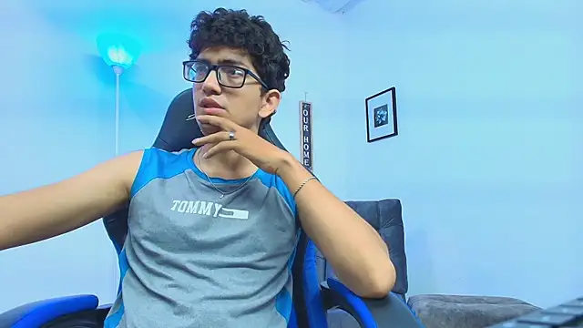 Snapshot of TylerWhite_ chatting on September 9, 2025, 4:33 am TylerWhite online show from September 9, 2025, 4:33 am