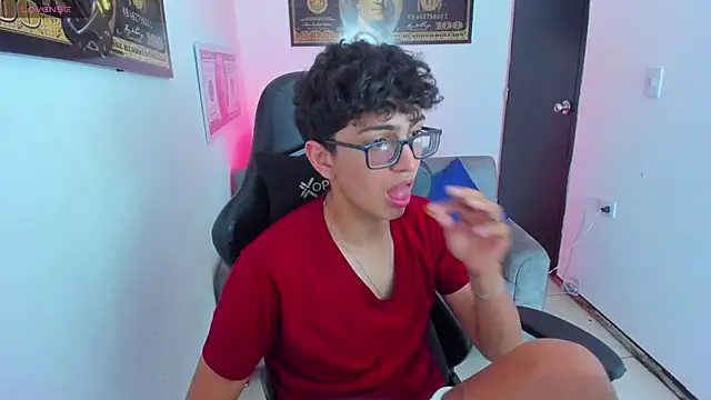 Snapshot of TylerWhite_ chatting on March 18, 2025, 2:40 am TylerWhite online show from March 18, 2025, 2:40 am