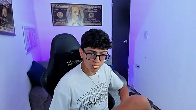 Snapshot of TylerWhite_ chatting on March 15, 2025, 2:46 am TylerWhite online show from March 15, 2025, 2:46 am