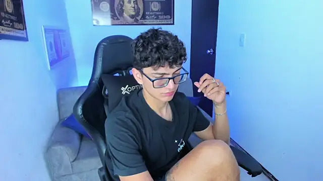 Snapshot of TylerWhite_ chatting on March 8, 2025, 2:45 am TylerWhite online show from March 8, 2025, 2:45 am