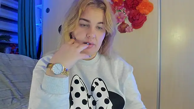 Snapshot of CoraSwon chatting on October 28, 2025, 9:25 pm CoraSwon online show from October 28, 2025, 9:25 pm