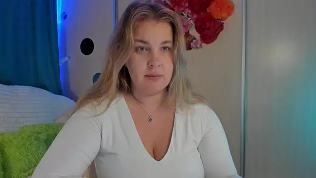 Snapshot of CoraSwon chatting on September 8, 2025, 6:18 pm CoraSwon online show from September 8, 2025, 6:18 pm