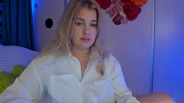 Snapshot of CoraSwon chatting on October 4, 2025, 7:37 pm CoraSwon online show from October 4, 2025, 7:37 pm