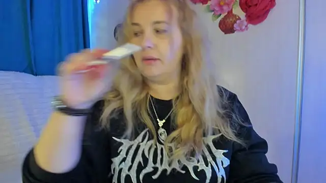 Snapshot of CoraSwon chatting on October 2, 2025, 6:39 am CoraSwon online show from October 2, 2025, 6:39 am