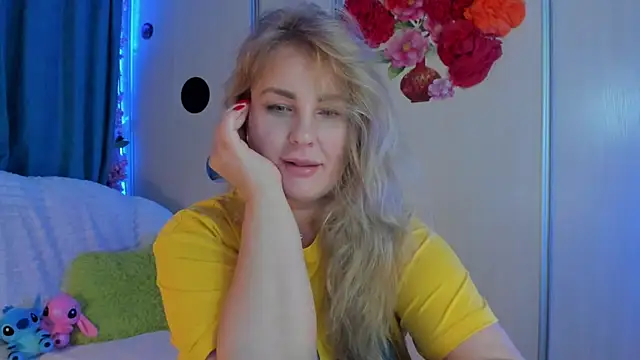 Snapshot of CoraSwon chatting on September 24, 2025, 6:36 pm CoraSwon online show from September 24, 2025, 6:36 pm