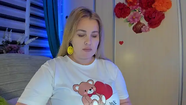 Snapshot of CoraSwon chatting on September 27, 2025, 6:14 pm CoraSwon online show from September 27, 2025, 6:14 pm