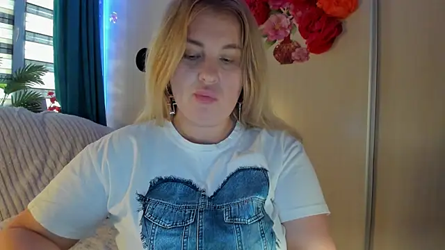 Snapshot of CoraSwon chatting on October 20, 2025, 7:53 am CoraSwon online show from October 20, 2025, 7:53 am