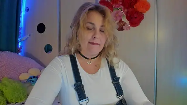 Snapshot of CoraSwon chatting on September 15, 2025, 6:52 pm CoraSwon online show from September 15, 2025, 6:52 pm