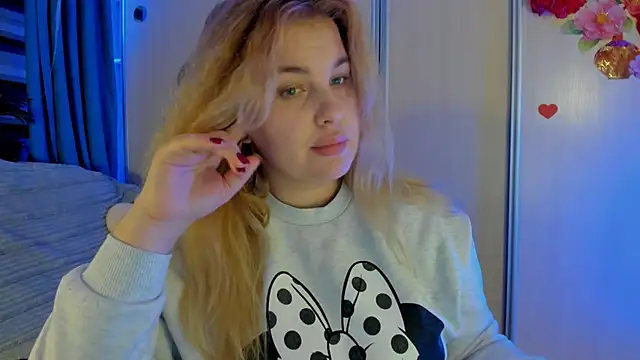 Snapshot of CoraSwon chatting on December 3, 2025, 7:13 pm CoraSwon online show from December 3, 2025, 7:13 pm