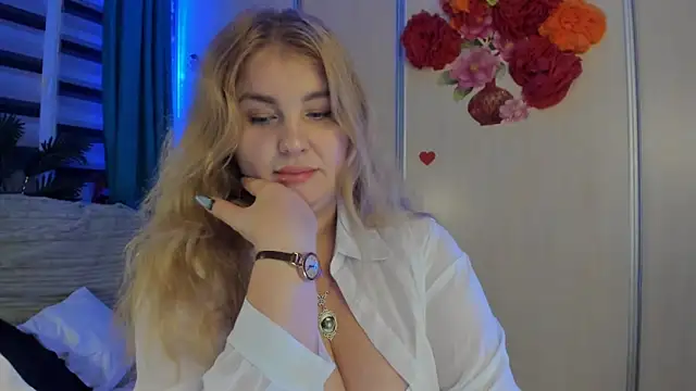 Snapshot of CoraSwon chatting on October 18, 2025, 9:39 pm CoraSwon online show from October 18, 2025, 9:39 pm