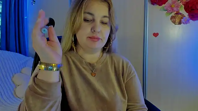 Snapshot of CoraSwon chatting on November 25, 2025, 6:14 am CoraSwon online show from November 25, 2025, 6:14 am