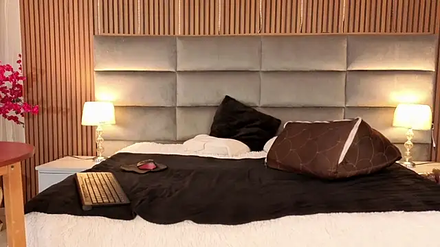 GianellaCox  online show from October 3, 2025, 1:23 pm