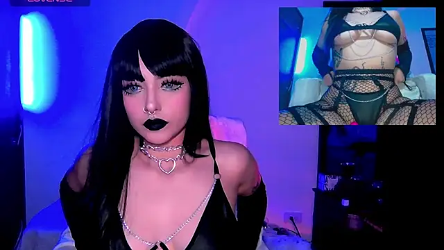 Snapshot of HollyDominic chatting on February 28, 2025, 5:04 pm HollyDominic online show from February 28, 2025, 5:04 pm