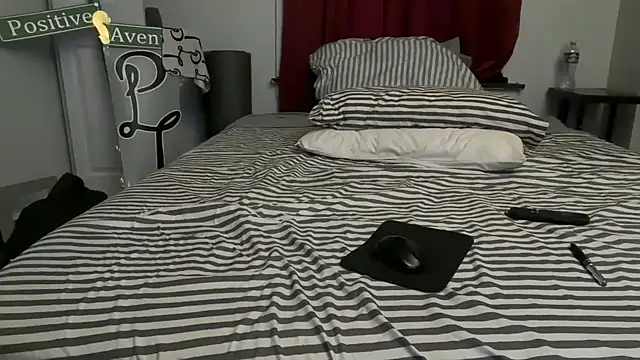 Snapshot of pantslesstraveler_plt chatting on June 1, 2026, 6:13 am pantslesstraveler plt online show from June 1, 2026, 6:13 am