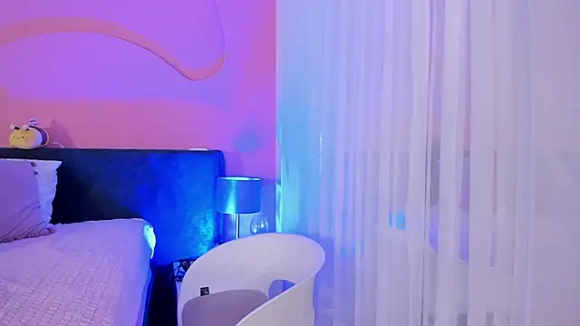 Alaia Manson online show from October 6, 2025, 11:55 am