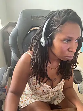Snapshot of LeyaHoneybuns chatting on April 29, 2026, 5:30 pm LeyaHoneybuns online show from April 29, 2026, 5:30 pm
