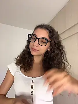 uniquerossie online show from February 9, 2026, 7:06 am