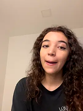 uniquerossie online show from November 30, 2025, 9:10 am