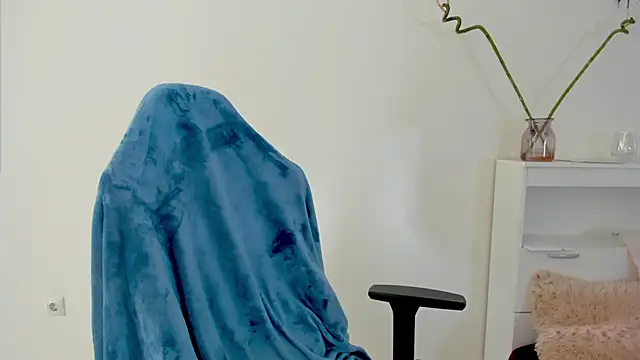 crystalnut online show from September 26, 2025, 2:40 am