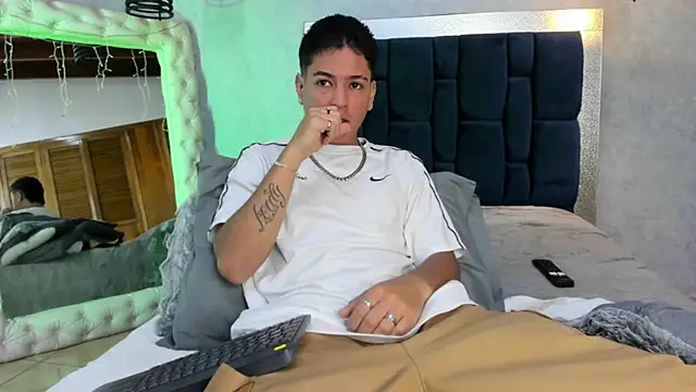 Snapshot of Levy_Steve chatting on November 22, 2025, 3:49 am Levy Steve online show from November 22, 2025, 3:49 am