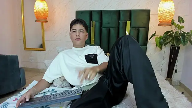 Snapshot of Levy_Steve chatting on September 20, 2025, 3:33 am Levy Steve online show from September 20, 2025, 3:33 am