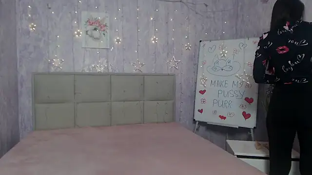 Snapshot of KaraCriegs chatting on October 12, 2025, 5:25 pm KaraCriegs online show from October 12, 2025, 5:25 pm