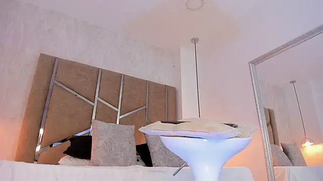 Snapshot of Martinaa_Jones_ chatting on December 18, 2025, 12:20 pm Martinaa Jones online show from December 18, 2025, 12:20 pm