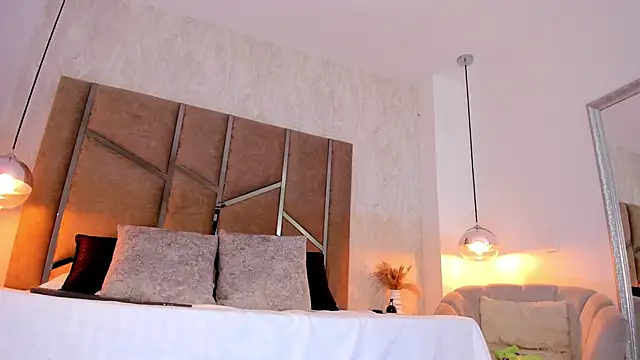 Martinaa Jones  online show from November 29, 2025, 8:20 pm