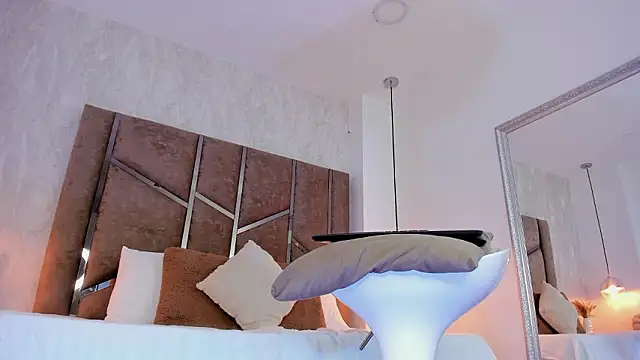 Martinaa Jones  online show from March 15, 2026, 12:34 pm