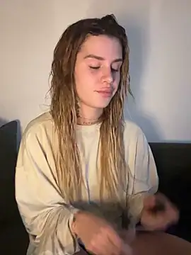 Snapshot of EmiliaCatalina chatting on February 10, 2026, 12:31 am EmiliaCatalina online show from February 10, 2026, 12:31 am