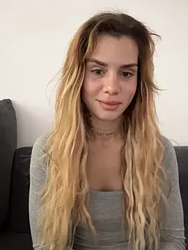 Snapshot of EmiliaCatalina chatting on January 18, 2026, 3:26 pm EmiliaCatalina online show from January 18, 2026, 3:26 pm