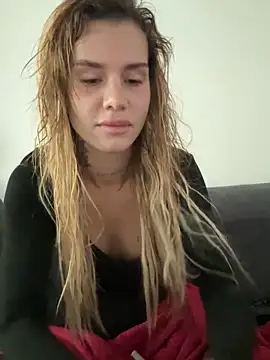 Snapshot of EmiliaCatalina chatting on February 4, 2026, 5:52 pm EmiliaCatalina online show from February 4, 2026, 5:52 pm