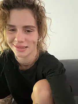 Snapshot of EmiliaCatalina chatting on February 5, 2026, 6:59 pm EmiliaCatalina online show from February 5, 2026, 6:59 pm