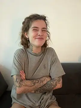 Snapshot of EmiliaCatalina chatting on February 15, 2026, 5:01 pm EmiliaCatalina online show from February 15, 2026, 5:01 pm