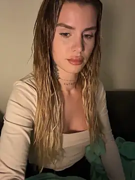 Snapshot of EmiliaCatalina chatting on February 3, 2026, 12:54 am EmiliaCatalina online show from February 3, 2026, 12:54 am