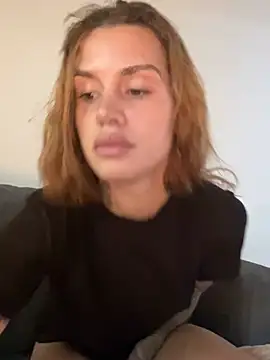 Snapshot of EmiliaCatalina chatting on February 19, 2026, 9:34 pm EmiliaCatalina online show from February 19, 2026, 9:34 pm