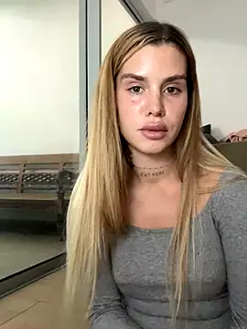 EmiliaCatalina online show from December 4, 2025, 8:19 pm