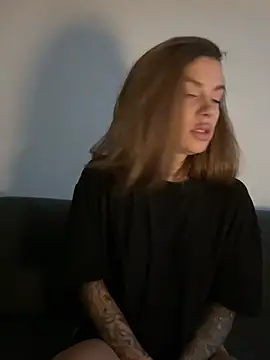 Snapshot of EmiliaCatalina chatting on February 14, 2026, 2:56 am EmiliaCatalina online show from February 14, 2026, 2:56 am