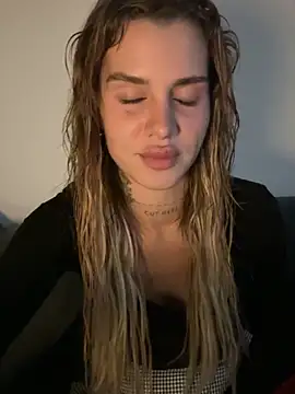 Snapshot of EmiliaCatalina chatting on February 3, 2026, 11:43 pm EmiliaCatalina online show from February 3, 2026, 11:43 pm