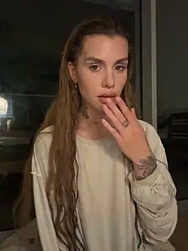 Snapshot of EmiliaCatalina chatting on February 22, 2026, 12:57 am EmiliaCatalina online show from February 22, 2026, 12:57 am