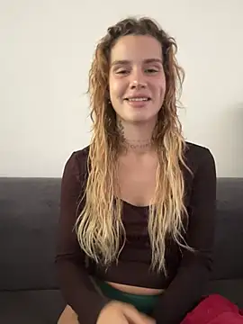 Snapshot of EmiliaCatalina chatting on February 10, 2026, 7:24 pm EmiliaCatalina online show from February 10, 2026, 7:24 pm