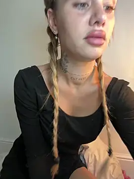 EmiliaCatalina online show from November 16, 2025, 8:35 pm