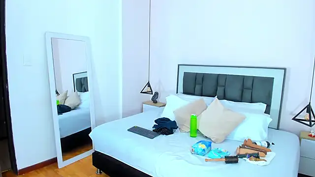 victoria cooper3 online show from November 14, 2025, 9:24 am