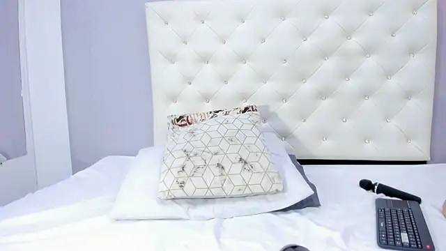 NICOLSKINNY1 online show from September 26, 2025, 8:49 pm