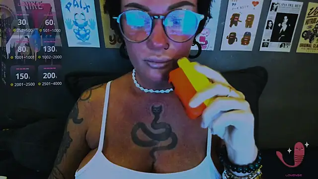 Snapshot of EllieOz chatting on May 18, 2026, 4:12 pm EllieOz online show from May 18, 2026, 4:12 pm