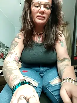 EllieOz online show from October 6, 2025, 4:08 pm