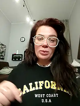 EllieOz online show from September 30, 2025, 5:52 pm