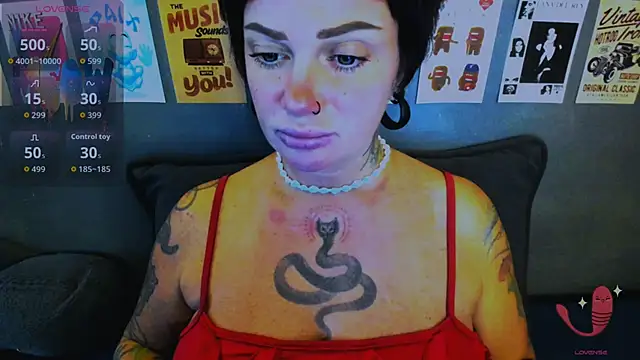 Snapshot of EllieOz chatting on May 5, 2026, 5:16 pm EllieOz online show from May 5, 2026, 5:16 pm