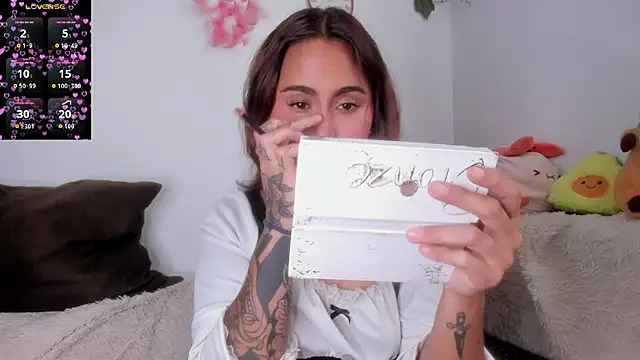 Violette-Ramirez01 online show from October 11, 2025, 6:09 pm