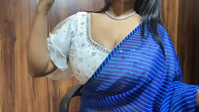 julie 08 online show from December 3, 2025, 7:24 pm